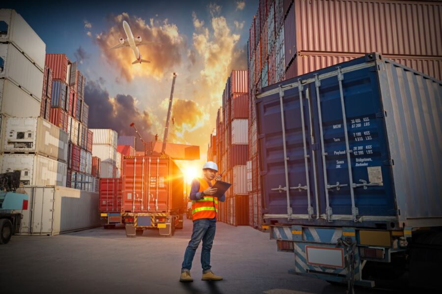 LKW mit Mitarbeiter auf Werksgelände